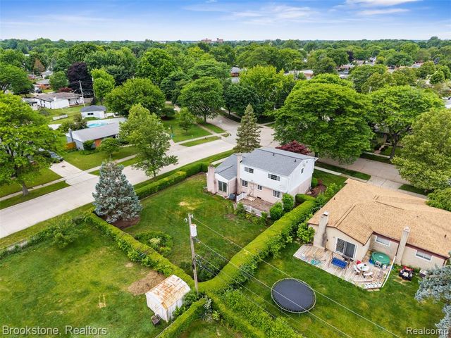 2002 Hempstead Drive, Troy, MI 48083