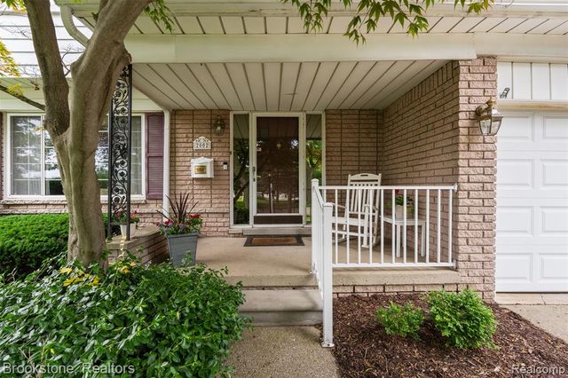2002 Hempstead Drive, Troy, MI 48083