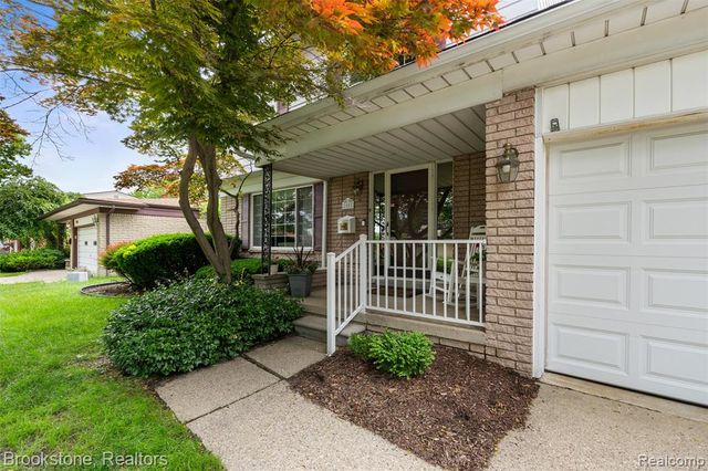 2002 Hempstead Drive, Troy, MI 48083