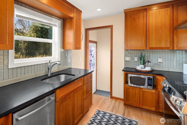 2106 NW 77th Street, Seattle, WA 98117