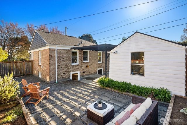 2106 NW 77th Street, Seattle, WA 98117