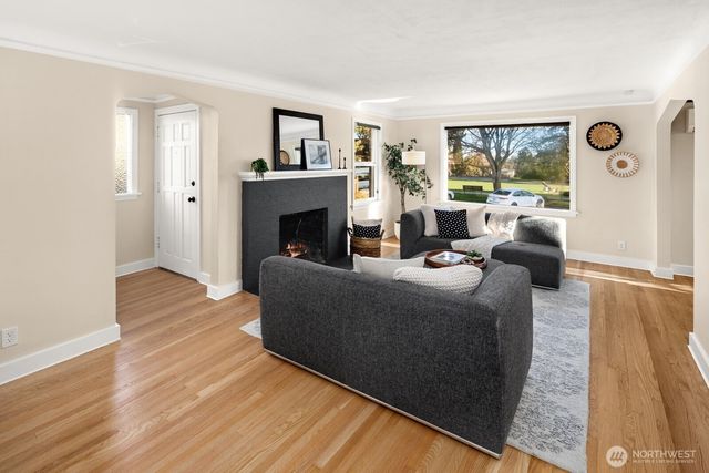 2106 NW 77th Street, Seattle, WA 98117