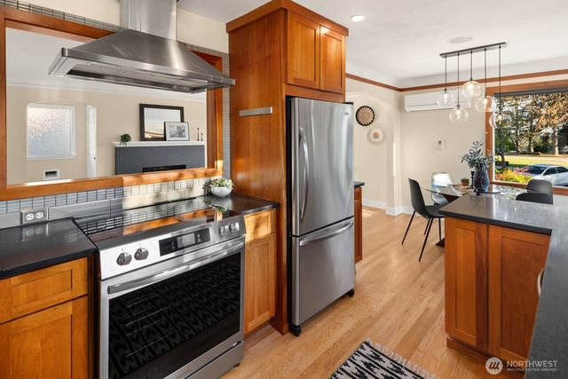 2106 NW 77th Street, Seattle, WA 98117