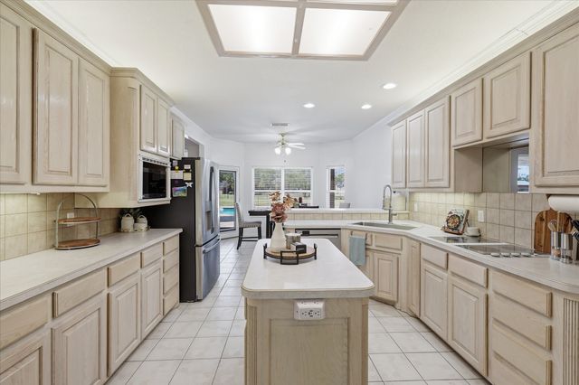 113 Green Oaks Court, Hudson Oaks, TX 76087