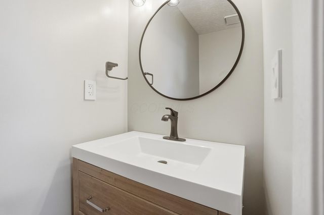 2425 Sanford Drive, Columbus, OH 43235