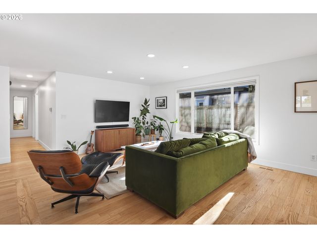 5214 Ne JESSUP St, Portland, OR 97218