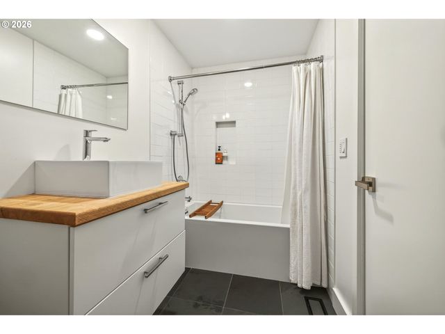 5214 Ne JESSUP St, Portland, OR 97218