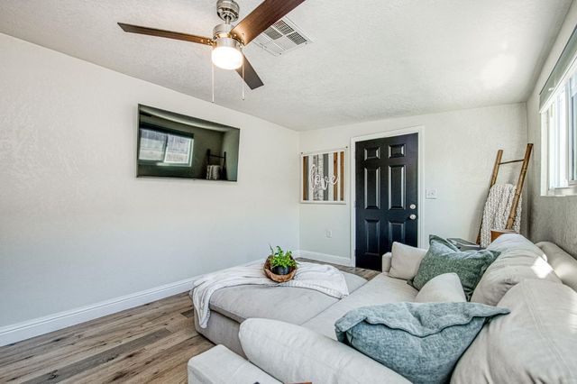 142 9th Street, Clovis, CA 93612