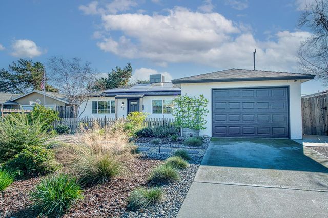 142 9th Street, Clovis, CA 93612