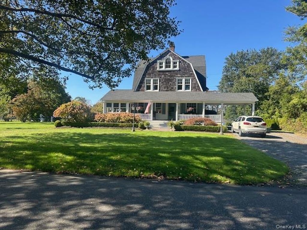 28 S Montgomery Avenue, Bay Shore, NY 11706