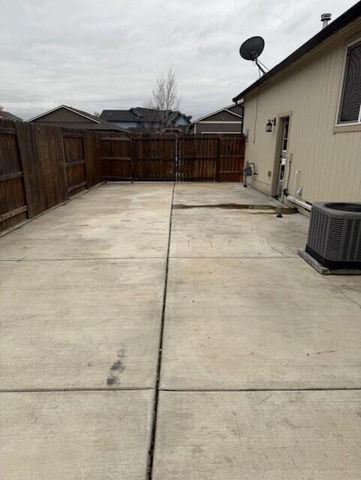 912 Stonewater Drive, Eagle Point, OR 97524