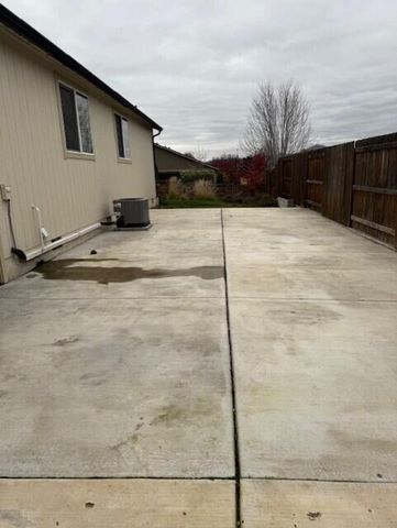 912 Stonewater Drive, Eagle Point, OR 97524