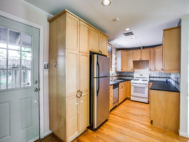 2250 W Main Street, Houston, TX 77098