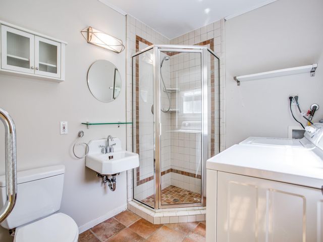 2250 W Main Street, Houston, TX 77098