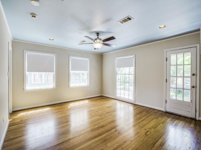 2250 W Main Street, Houston, TX 77098