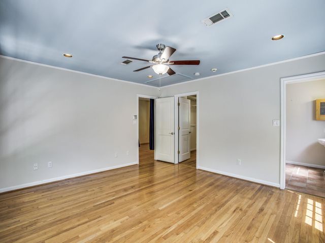 2250 W Main Street, Houston, TX 77098