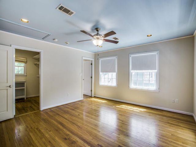 2250 W Main Street, Houston, TX 77098