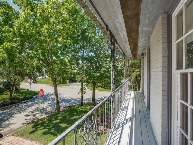 2250 W Main Street, Houston, TX 77098