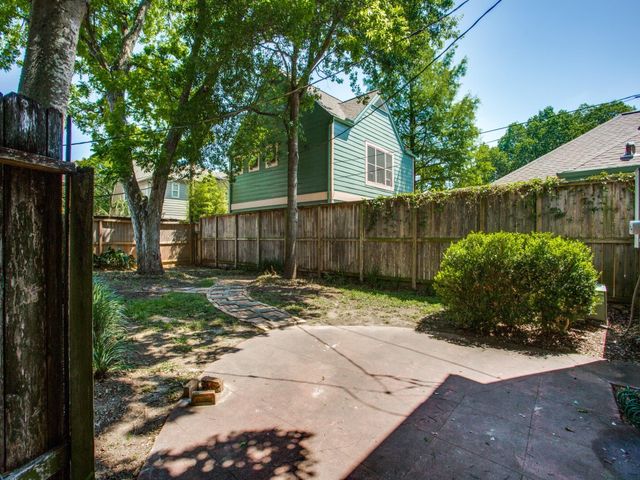 2250 W Main Street, Houston, TX 77098