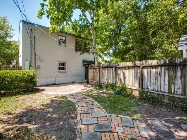 2250 W Main Street, Houston, TX 77098