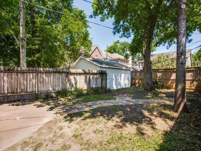 2250 W Main Street, Houston, TX 77098