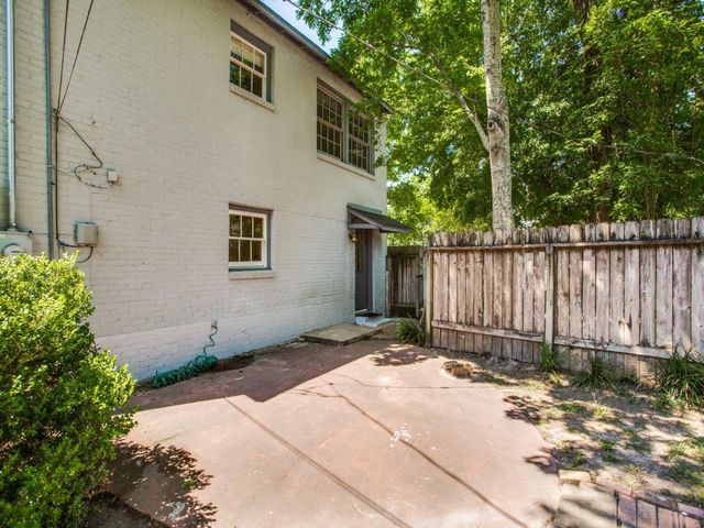 2250 W Main Street, Houston, TX 77098