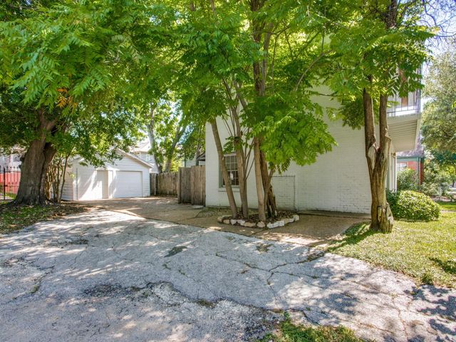 2250 W Main Street, Houston, TX 77098