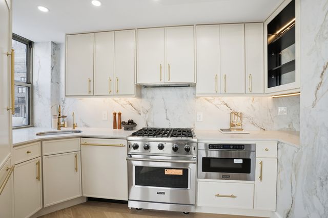 200 E 58th St Apt 18A, New York City, NY 10022