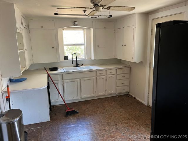 806 W Tishomingo Street, Madill, OK 73446