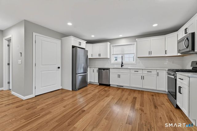 33 West End Avenue B, Branford, CT 06405