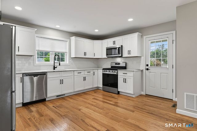 33 West End Avenue B, Branford, CT 06405