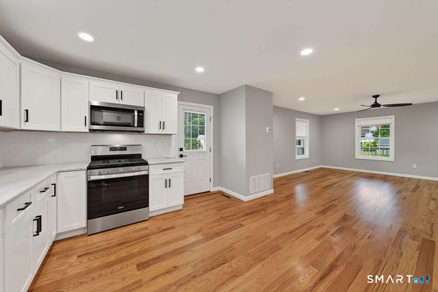 33 West End Avenue B, Branford, CT 06405