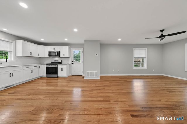 33 West End Avenue B, Branford, CT 06405