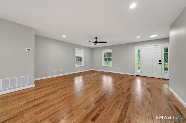 33 West End Avenue B, Branford, CT 06405