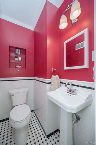 1140 S Geyer Road, Kirkwood, MO 63122