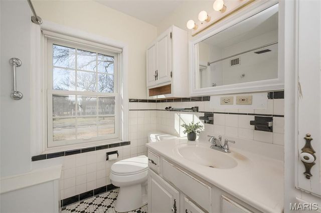 1140 S Geyer Road, Kirkwood, MO 63122