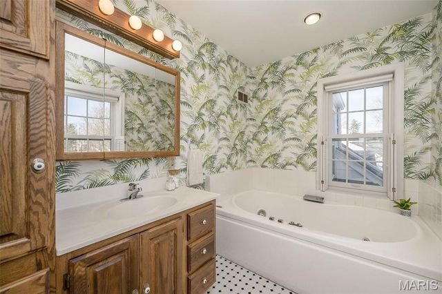 1140 S Geyer Road, Kirkwood, MO 63122