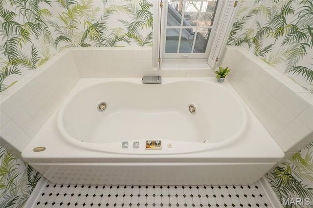 1140 S Geyer Road, Kirkwood, MO 63122