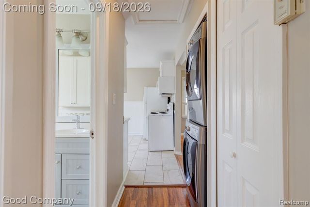 38 E Rowland Avenue, Madison Heights, MI 48071