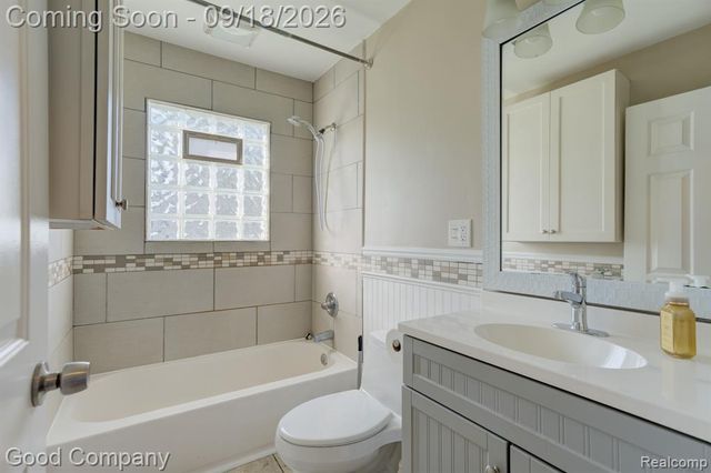 38 E Rowland Avenue, Madison Heights, MI 48071