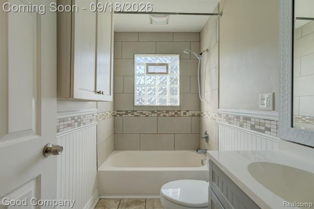 38 E Rowland Avenue, Madison Heights, MI 48071