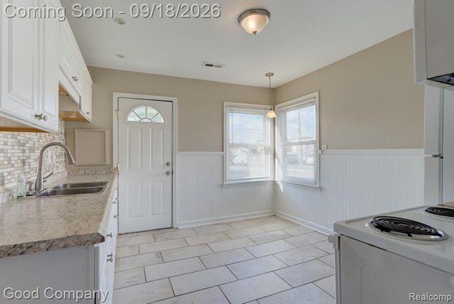 38 E Rowland Avenue, Madison Heights, MI 48071