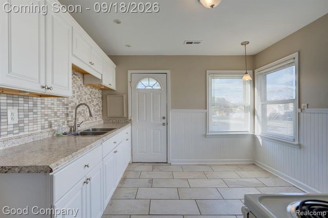 38 E Rowland Avenue, Madison Heights, MI 48071