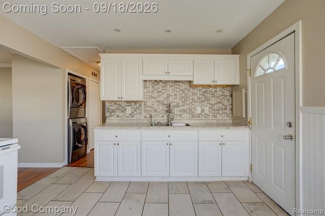 38 E Rowland Avenue, Madison Heights, MI 48071