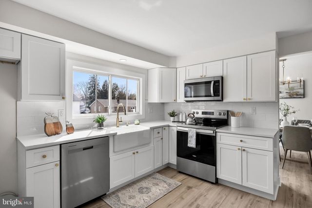 10 COBBLESTONE RD, Cherry Hill, NJ 08003