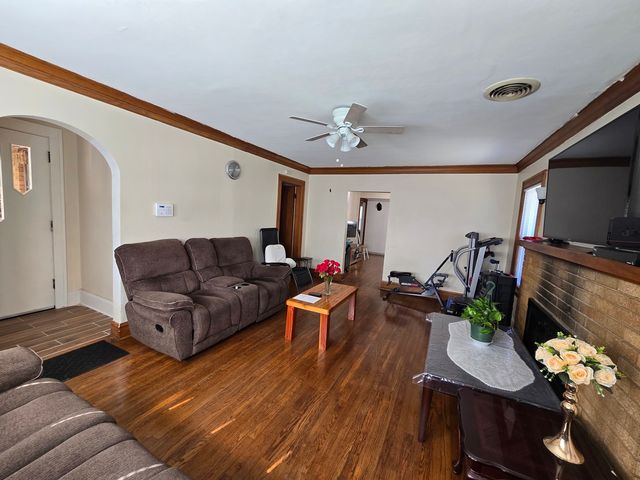 616 W Keith Avenue, Waukegan, IL 60085