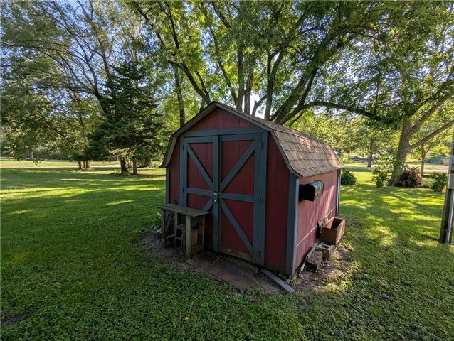 1111 Miami Street, Hiawatha, KS 66434