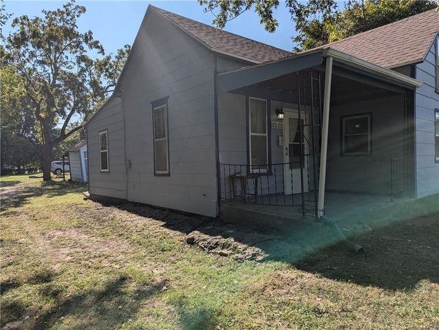 1111 Miami Street, Hiawatha, KS 66434