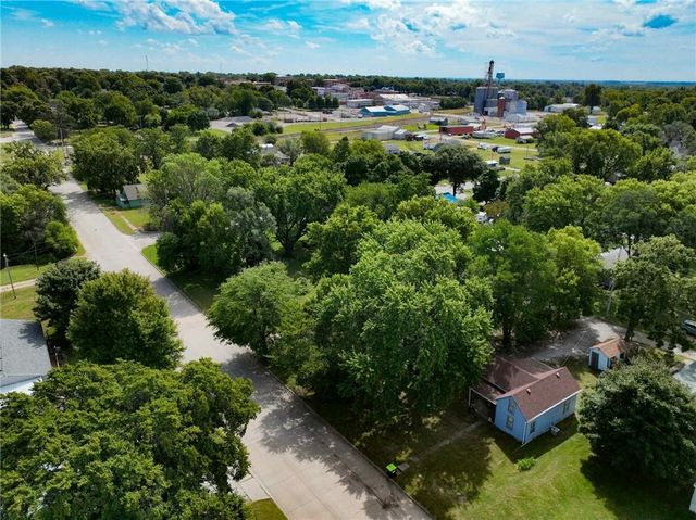 1111 Miami Street, Hiawatha, KS 66434