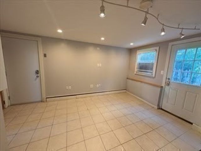 5 Greenleaf Cir, Framingham, MA 01701